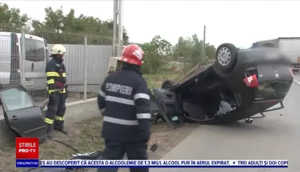 Un șofer beat care mergea cu viteză a lovit două TIR-uri și s-a răsturnat peste o țeavă de gaz