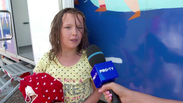 Cum au reacționat zeci de copii când au văzut un duș pentru prima dată: “Mai întâi ne udăm, apoi ne spălăm pe cap și corp”