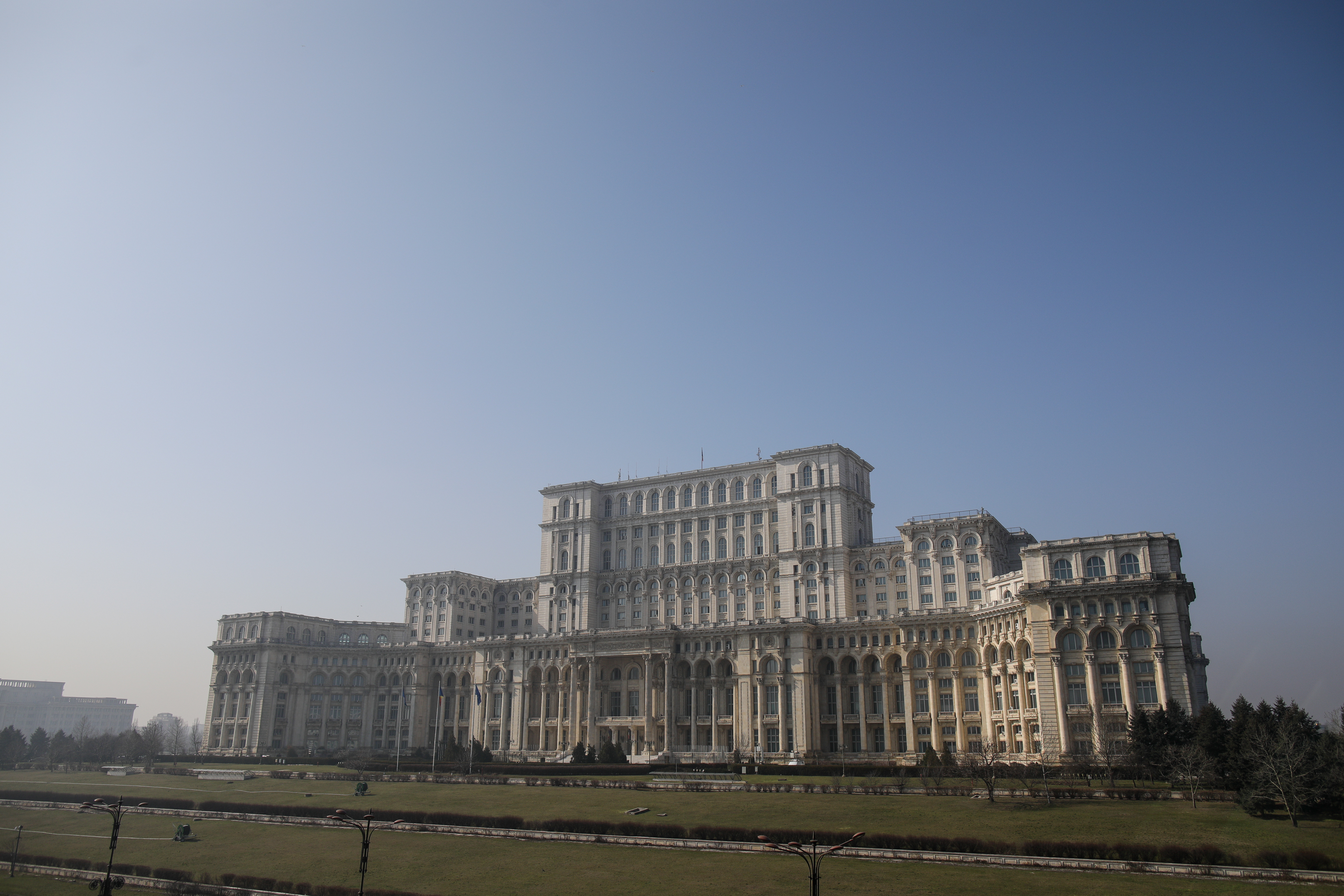 Doi bărbați au încercat să intre în clădirea Parlamentului cu arme albe. Unul dintre ei a spus că deține și o grenadă