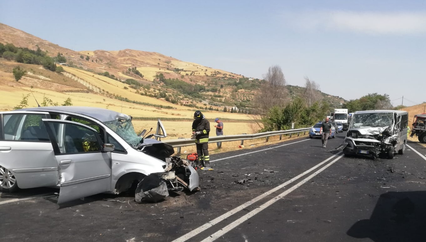 Microbuz cu muncitori români, accident grav în Sicilia. Șoferița care a provocat coliziunea a murit pe loc
