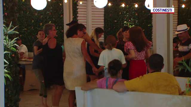 Turiștii continuă să petreacă pe litoral ca înainte de pandemie, chiar dacă numărul de cazuri de Covid-19 este în creștere