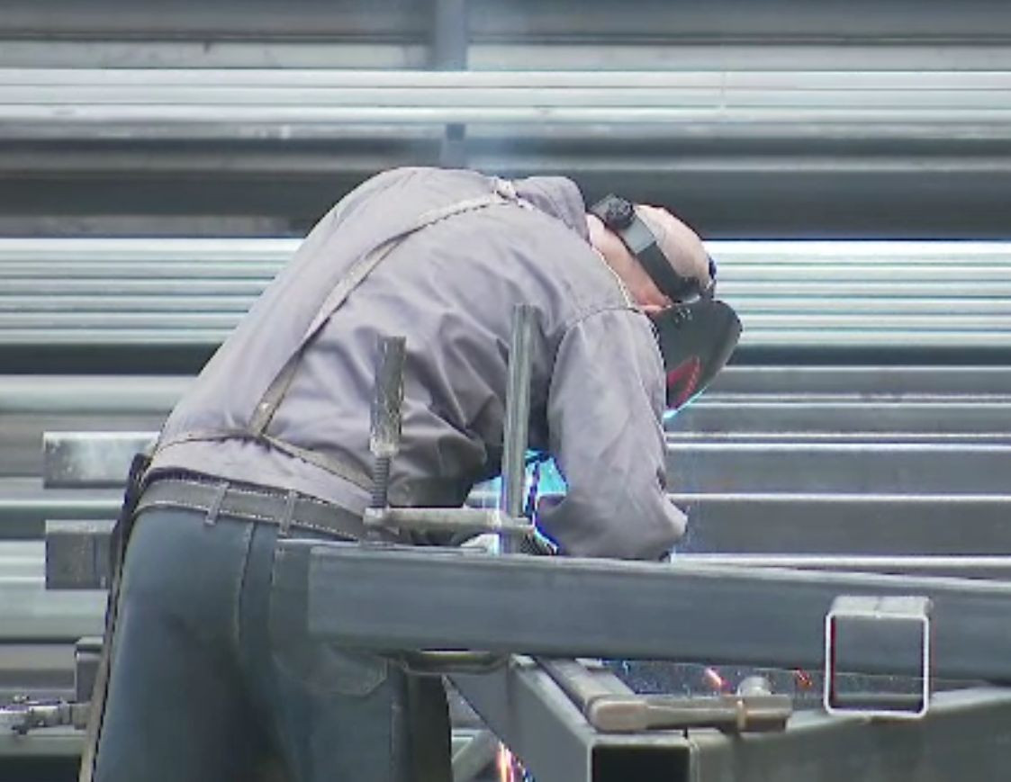 Munca „la gri” ar putea fi introdusă în lege, la contravenții. Ce presupune asta