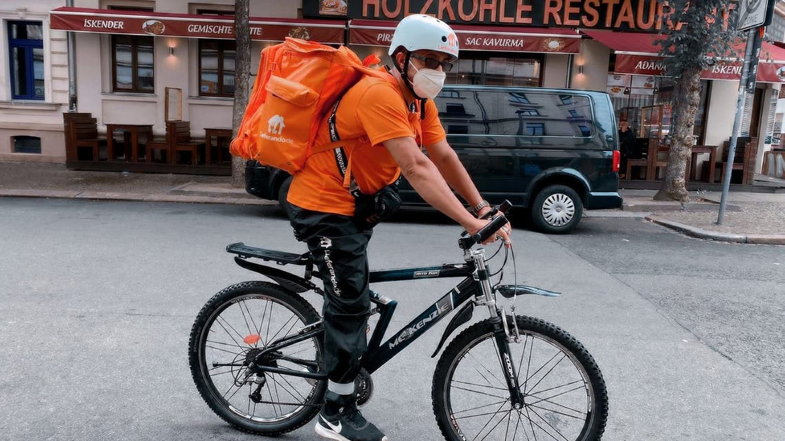 Un ministru afgan a devenit curier în Germania. „Sper că și alți politicieni vor urma această cale”