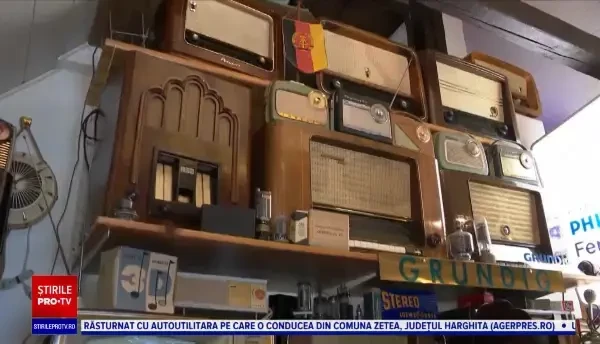 Un pensionar are apartamentul ticsit cu televizoare vechi. „Cele de azi sunt niște rame cântătoare”