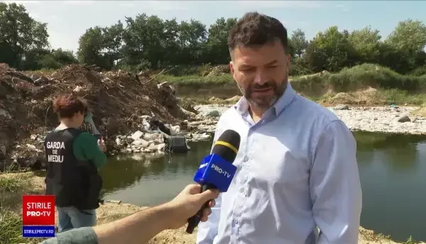 Dezastru ecologic în apropiere de Snagov. O groapă de gunoi plină cu deșeuri din plastic, cunoscută de două primării