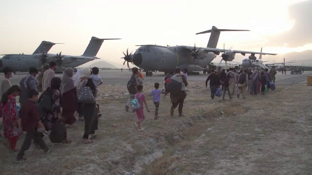 Ore de foc în încercarea de evacuare a americanilor din Kabul şi a foştilor colaboratori afgani. „O etapă foarte periculoasă”