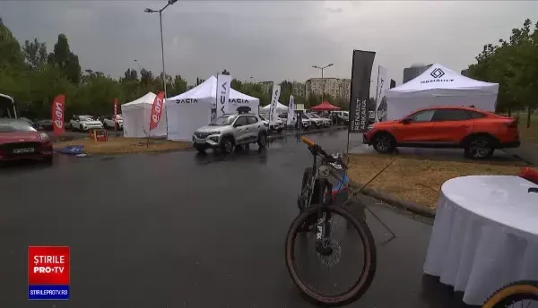 Paradă cu vehicule nepoluante, în centrul Bucureștiului. A fost prezentat și primul autobuz electric românesc