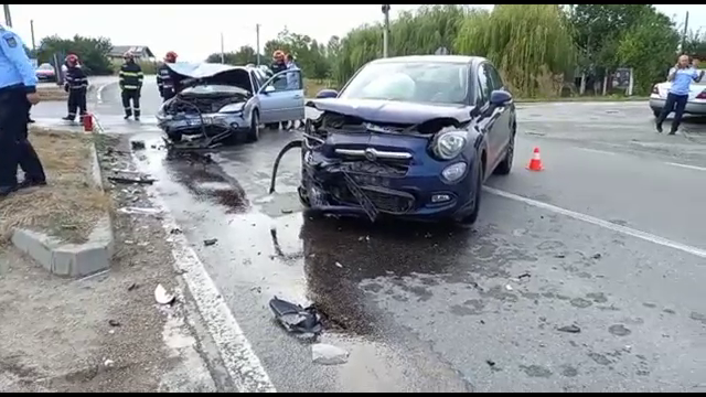 Carambol în județul Dâmbovița. Trei mașini au fost implicate, după ce o femeie nu ar fi acordat prioritate