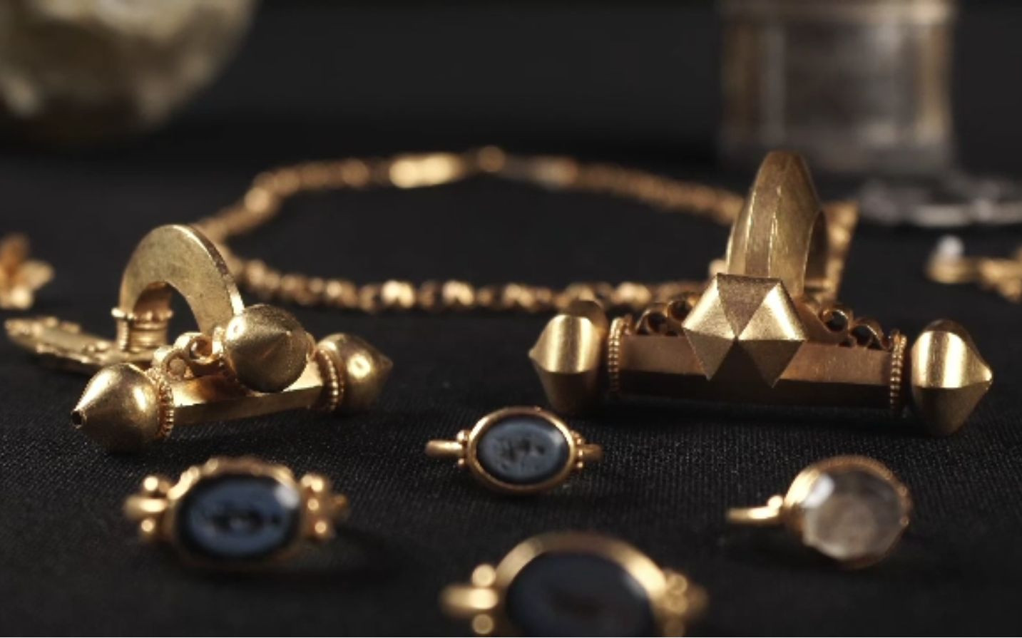 Zeci de kilograme de aur și argint de tezaur, trimise sub pază armată în Spania. 800 de artefacte participă la o expoziție