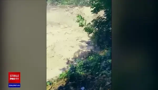 Prăpăd în mai multe localităţi din ţară aflate sub coduri de vreme rea. Oamenii au înotat în apă până la brâu