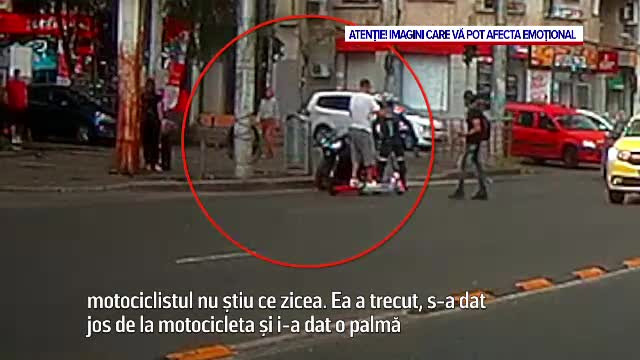 Momentul în care o femeie este lovită cu pumnul de un motociclist, în Capitală. Ce a făcut apoi agresorul