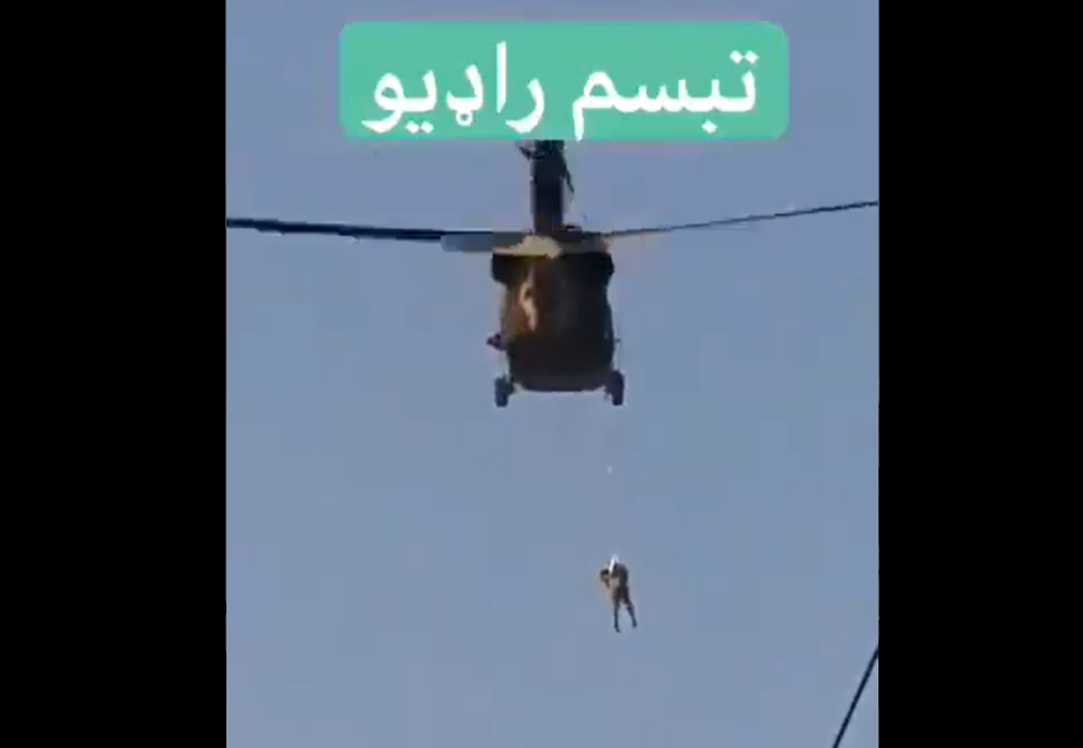 Un taliban filmat în timp ce stătea agățat de un elicopter american în zbor încerca să plaseze un steag pe o clădire