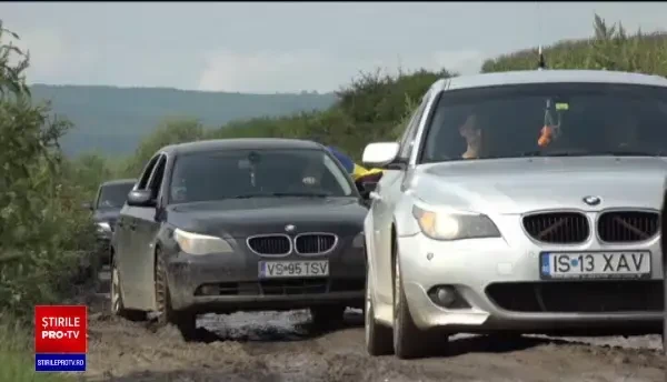 Sătui de promisiuni, zeci de oameni din Vaslui, au ieșit la protest, nemulțumiți de starea în care se află drumul județean