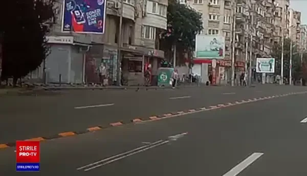 Momentul în care o femeie este lovită cu pumnul de un motociclist, în Capitală. Ce a făcut apoi agresorul