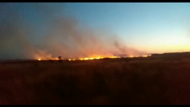 Zeci de hectare de vegetație uscată au ars în Slatina. Militarii s-au luptat mai bine de 3 ore cu flăcările