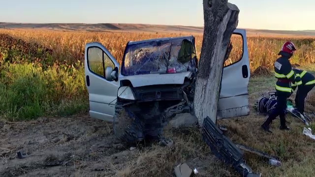 Cinci persoane au ajuns la spital, după ce mașina în care se aflau a intrat într-un copac, în Slatina
