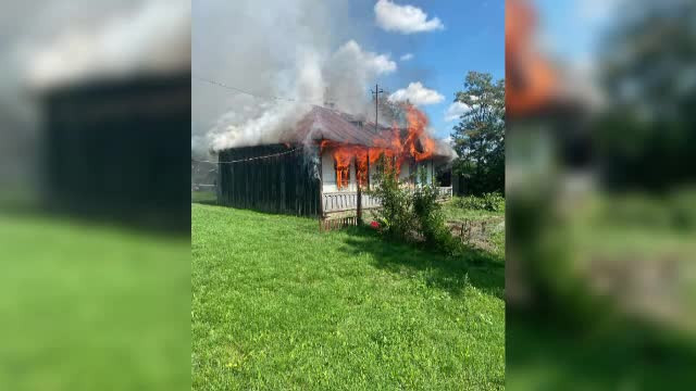 Supărat pe un nepot, un bărbat și-a dat foc casei și era să moară. Nepotul a intrat în foc să-l salveze