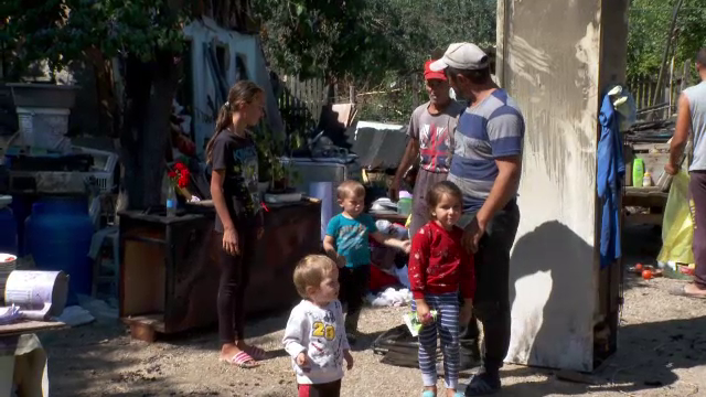 O familie nevoiașă cu trei copii a rămas pe străzi, după ce casa le-a fost incendiată intenționat