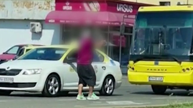 Momente de panică pentru șoferii din Ploiești. Un bărbat amenința cu un pistol participanții la trafic