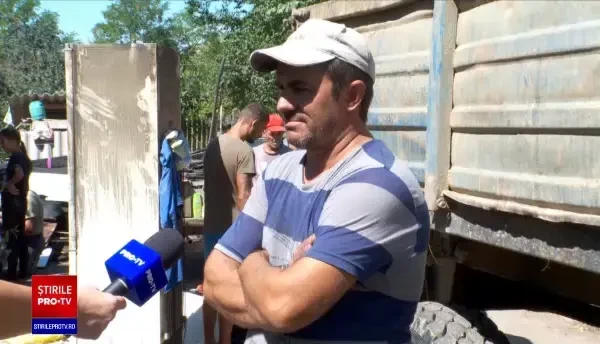 O familie nevoiașă cu trei copii a rămas pe străzi, după ce casa le-a fost incendiată intenționat