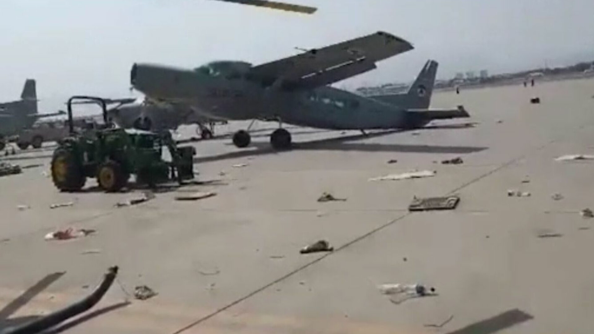 Talibanii fac inventarul armamentului american, pe care militarii din SUA spun că l-au distrus