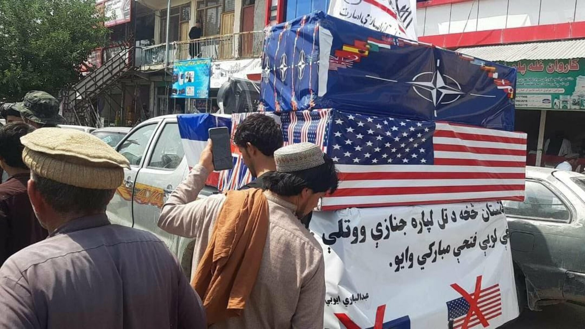 FOTO. Talibanii au organizat o înmormântare pentru forțele americane și NATO, după retragerea din Afganistan