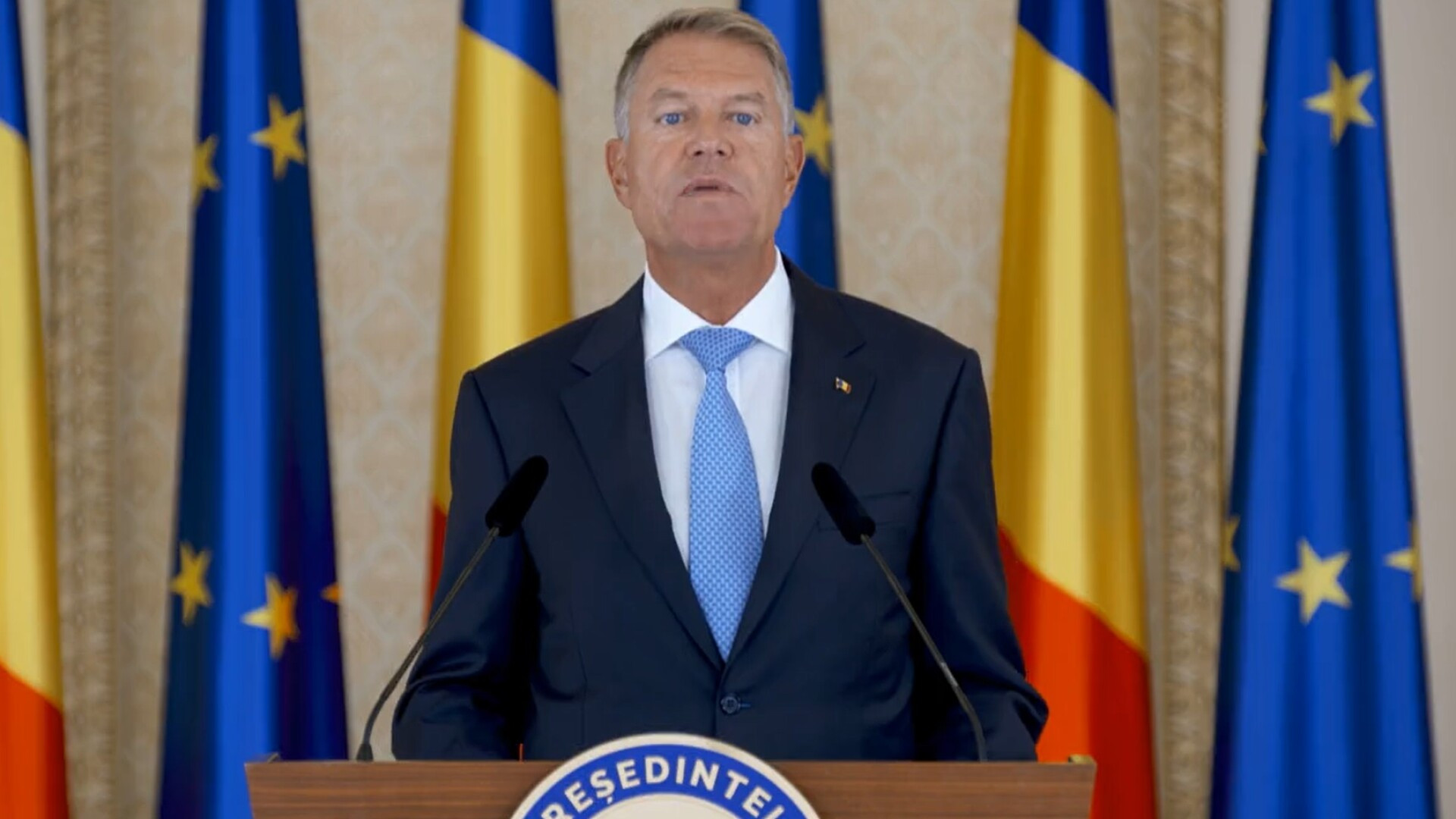 Foştii şefi de stat care au colaborat cu Securitatea îşi pierd drepturile. Preşedintele a promulgat legea