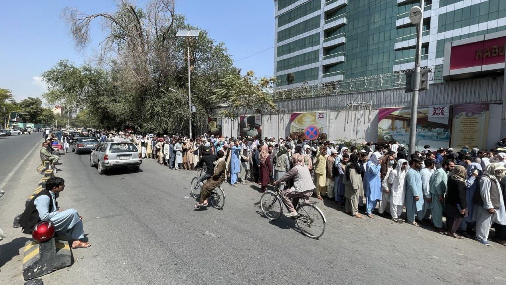 Haos economic în Afganistan. Cozi kilometrice în fața băncilor, în timp ce talibanii trag focuri de avertisment