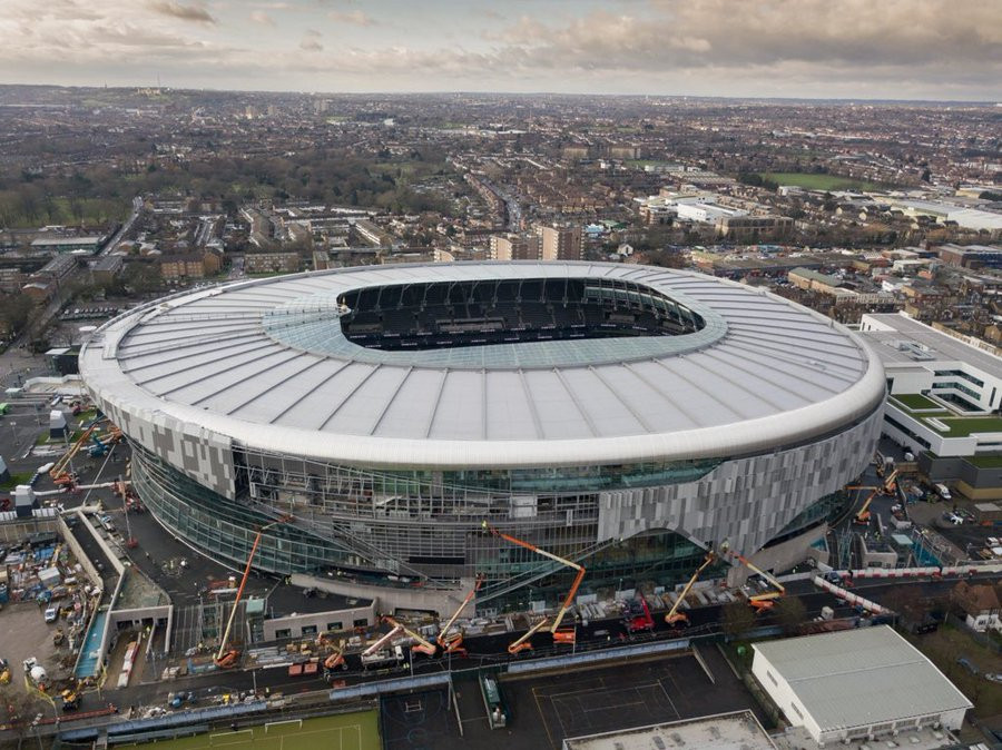 Stadionul de un miliard de lire sterline al echipei Tottenham a luat foc, 300 de persoane au fost evacuate