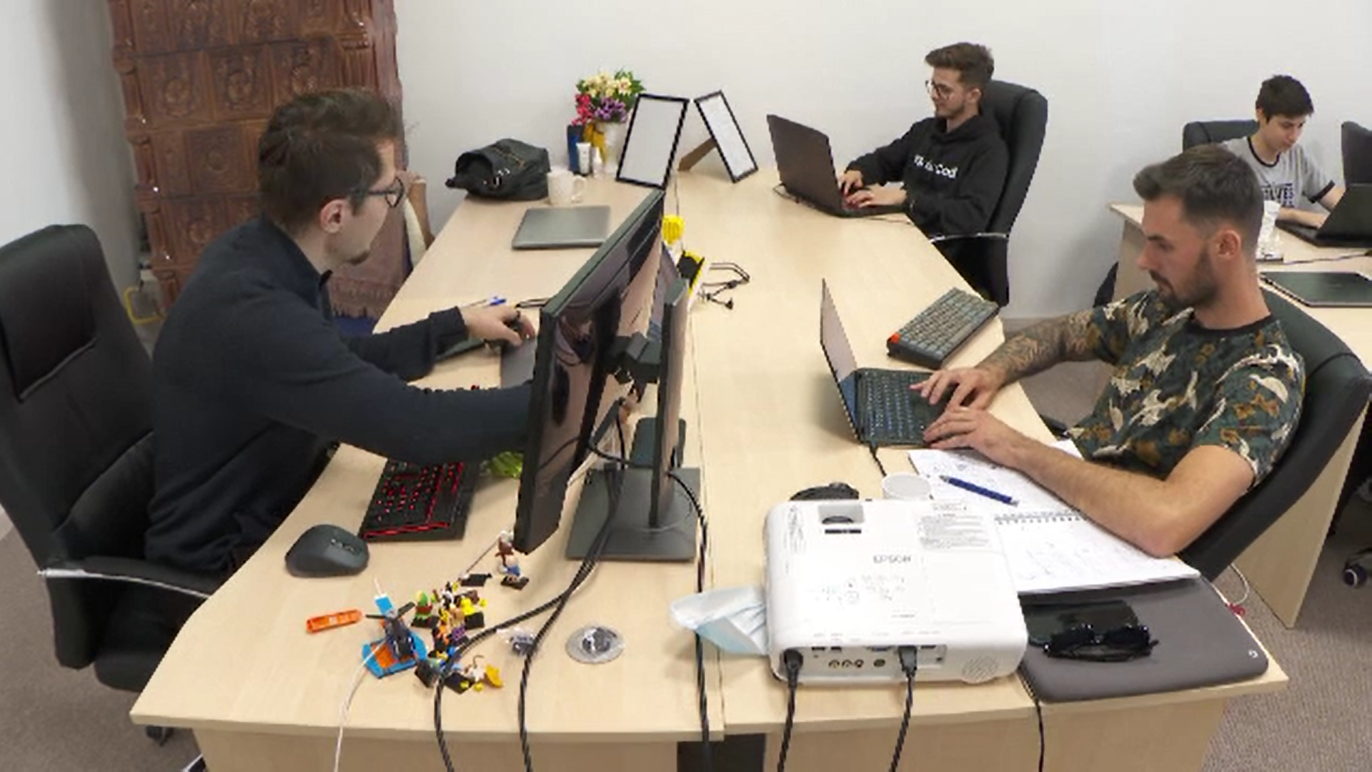 Cine sunt tinerii care au salarii de cinci ori mai mari decât cele din țară. Ce domeniu de activitate au