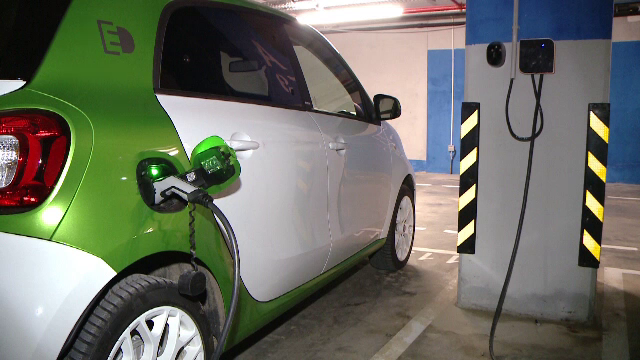 Au crescut semnificativ vânzările mașinilor electrice. Problema o reprezintă numărul mic de stații de încărcare