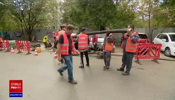 Sute de blocuri și două spitale mari, fără apă caldă. 2 mii de tone de apă fierbinte se pierd pe oră prin țevile vechi