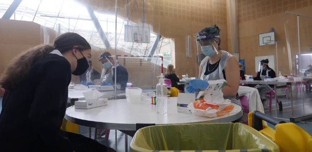 COVID-19: Elevii din Marea Britanie vor fi testați periodic. Ce se va întâmpla cu cei depistați pozitiv