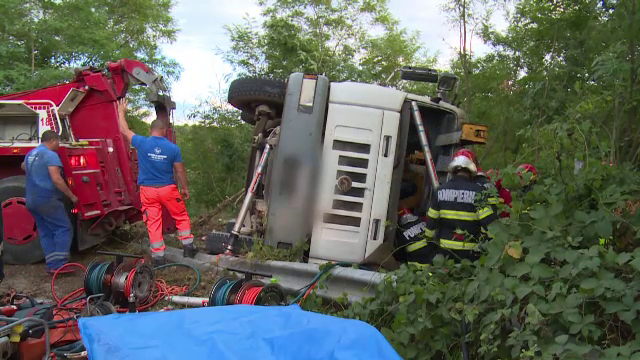 Betonieră răsturnată într-o localitate din Dâmbovița. Șoferul a rămas încarcerat