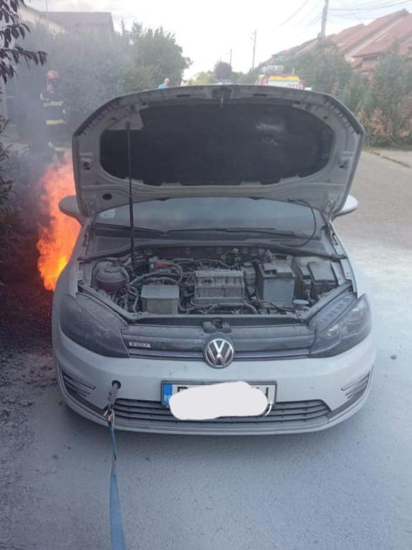 Premieră: Modul inedit în care au stins pompierii din Timiș un incendiu izbucnit o mașină electrică. VIDEO