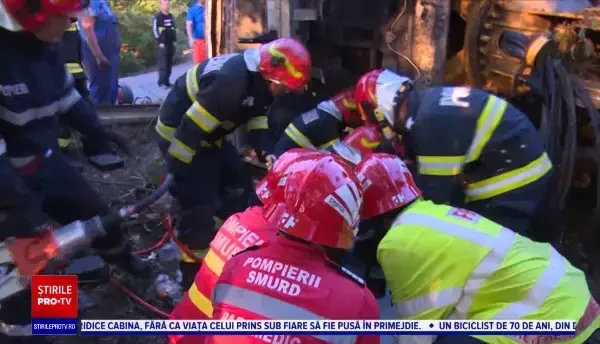 Betonieră răsturnată într-o localitate din Dâmbovița. Șoferul a rămas încarcerat