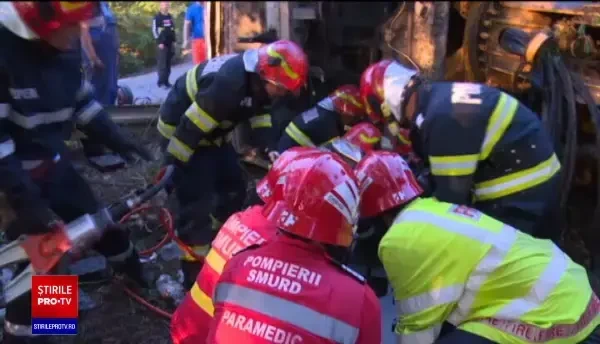 Un șofer a rămas prins sub cabina betonierei pe care o conducea după ce s-a răsturnat într-un şanţ