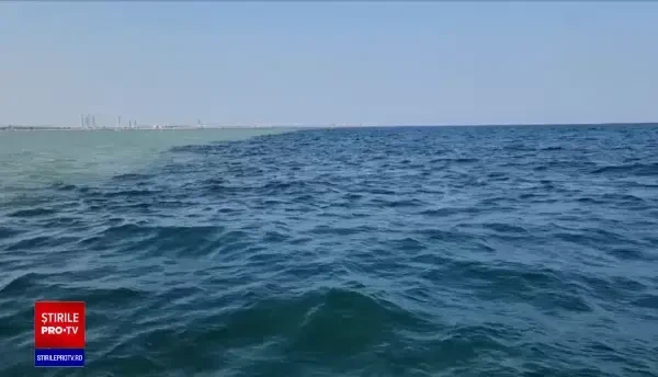 Spectacol neobișnuit oferit de Marea Neagră: Apa are două culori. Cum este posibil