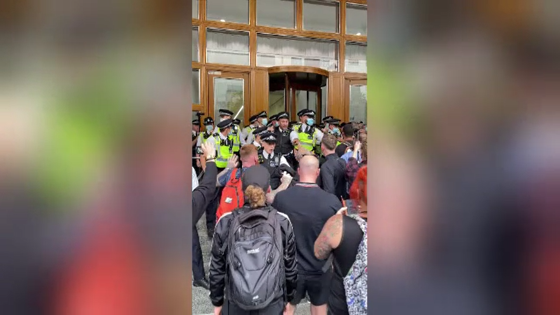 Mai mulţi poliţişti, răniţi într-o ciocnire violentă cu manifestanţii antivaccinişti, la Londra