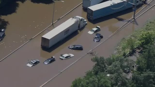 Inundații catastrofale în SUA după furtuna Ida. Cel puțin 58 de oameni au murit, unii înecați în mașini sau apartamente