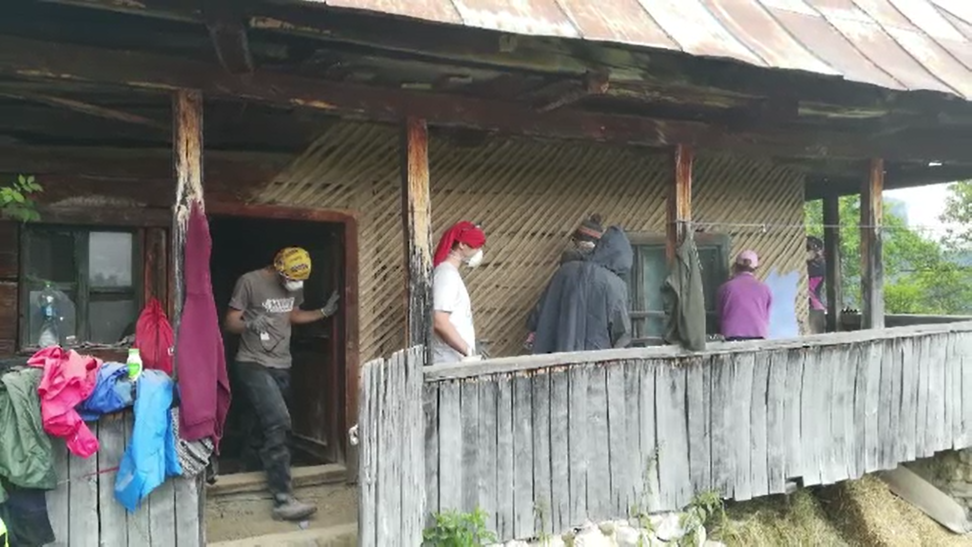 Casele vechi din Transilvania vor fi salvate. Reabilitatea se face după tehnici străvechi cu ajutorul voluntarilor