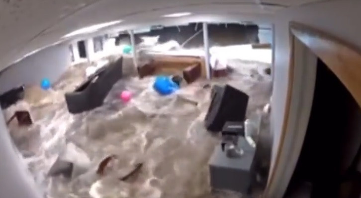 Momentul în care zidul unei clădiri cedează în urma inundațiilor provocate de Ida. VIDEO