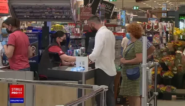 Cum sunt recompensați cei care merg să recicleze la hipermarketuri: Termosuri, fructe, produse alimentare și alte surprize