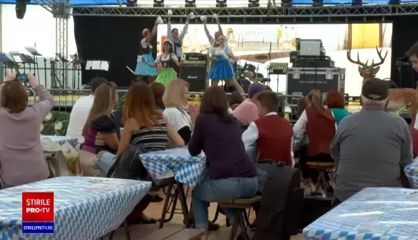 După un an de liniște forțată, e iar sărbătoare în marile orașe. Carnea de struț, noua senzație la Oktoberfest