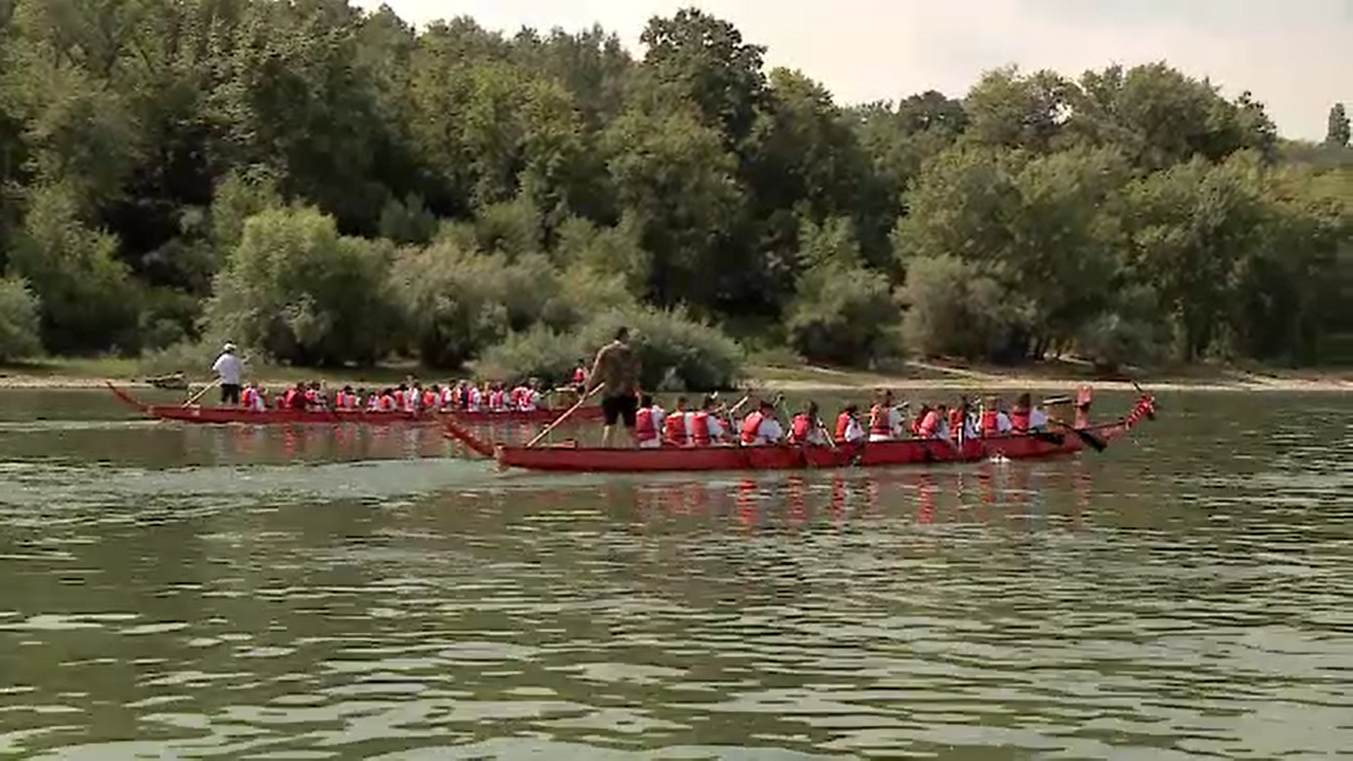 Bărcile dragon au făcut senzație pe Dunăre. Turiștii au participat în număr mare la activități sportive