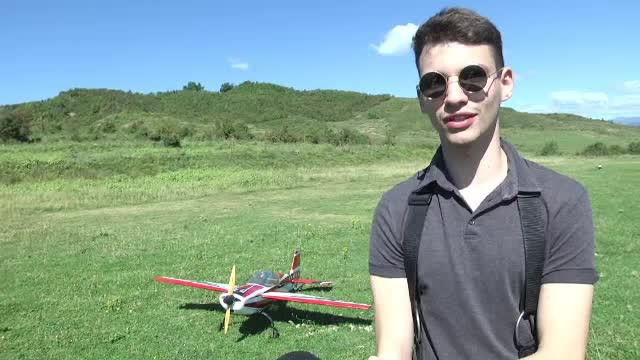 Concurs de aeromodele în Dâmbovița. Pasionații și-au etalat avioanele în miniatură