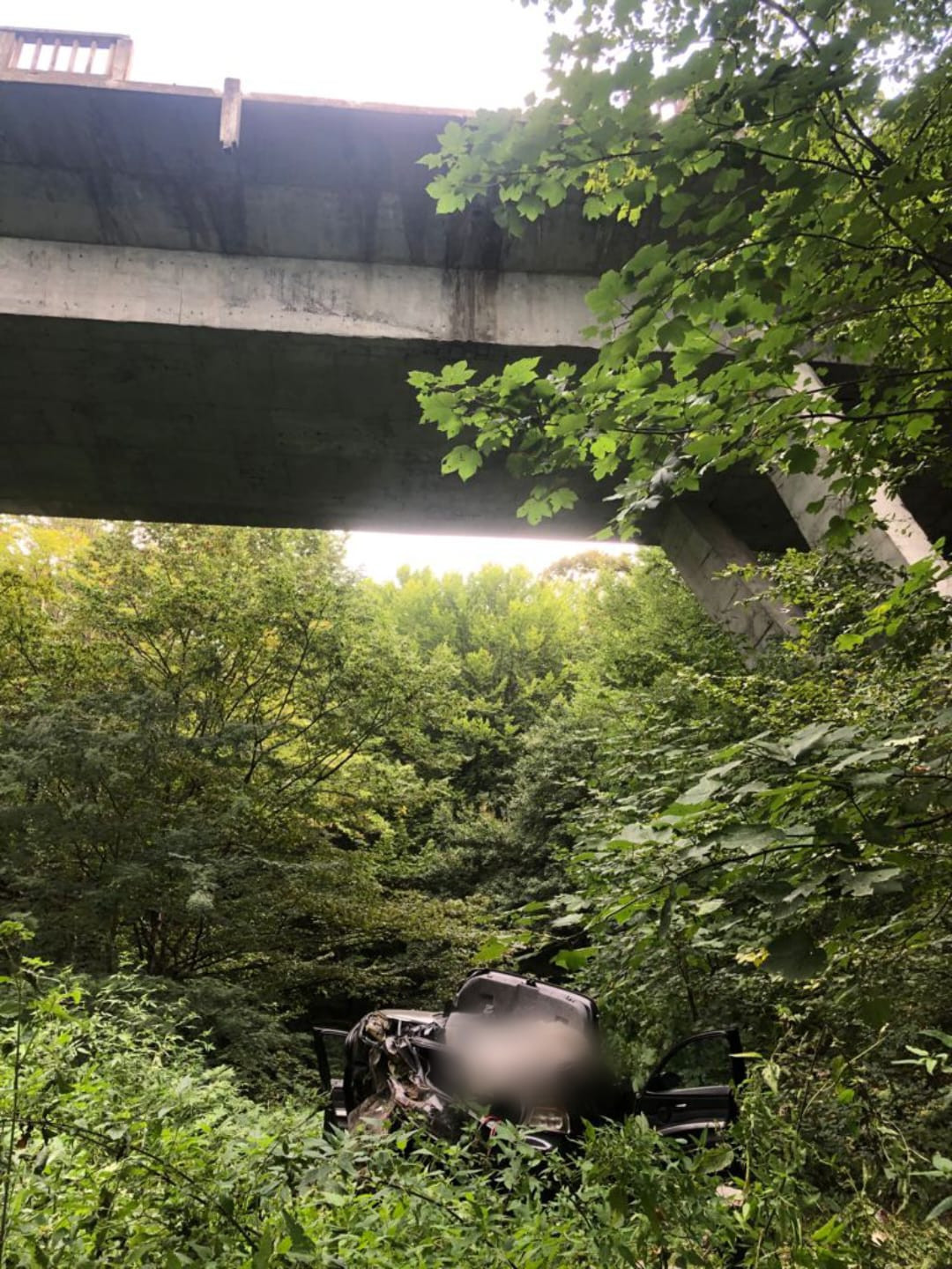 Accident provocat de un adolescent de 16 ani, din Vâlcea. A zburat de pe pod cu mașina de la 20 de m înălțime