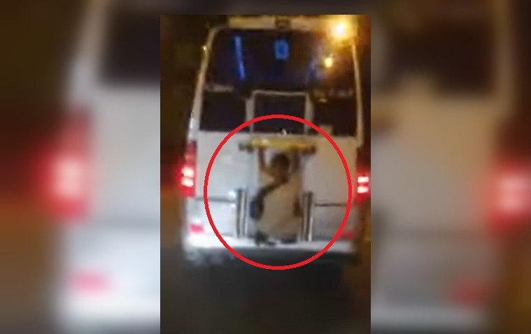 Un bărbat a mers atârnat de un autobuz prin Constanța. VIDEO