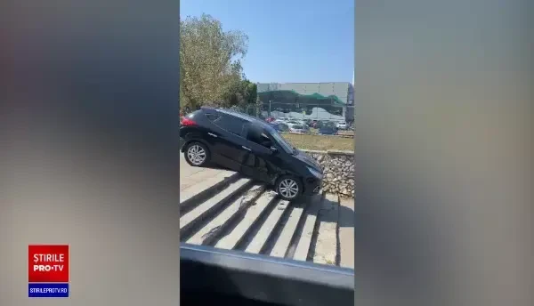 Un șofer din Constanța, filmat în timp ce cobora scările cu mașina. VIDEO