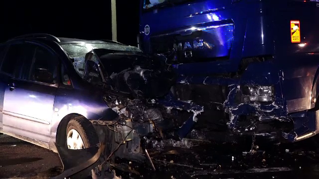 Accident grav pe DN 17. Un bărbat murit după ce a intrat cu mașina într-un TIR